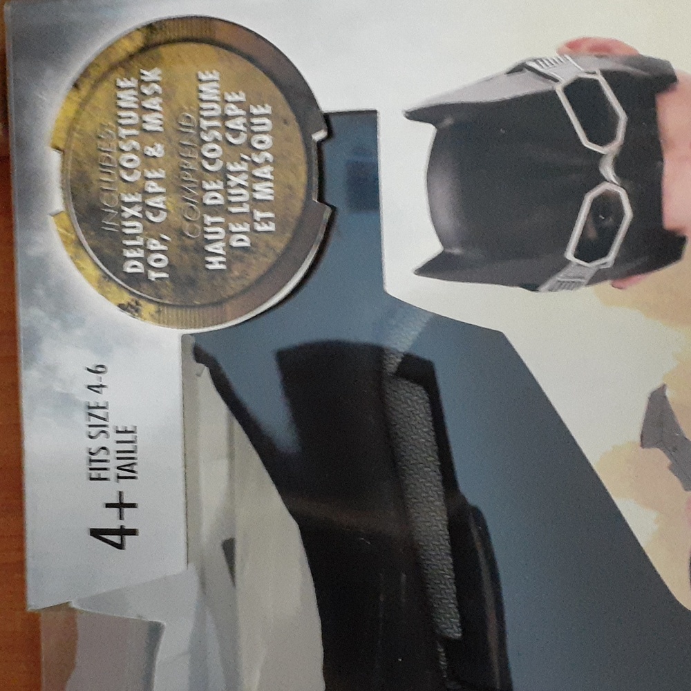 NIB Batman costume size 4 to 6ys - Picture 3 of 5